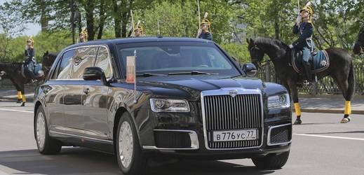Putin na inauguraci upoutal i novou limuzínou kortež.