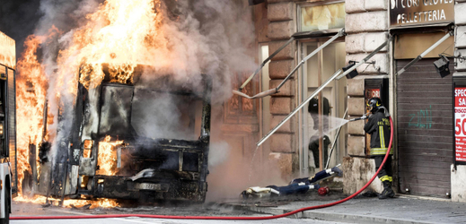 Hořící autobus v Římě.
