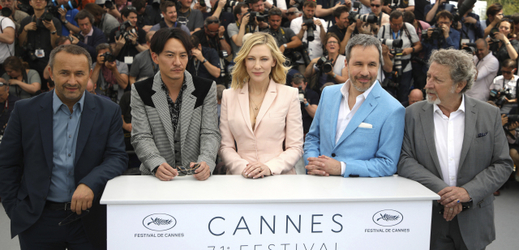 Členové poroty Andrej Zvjagincev, zleva, Chang Chen, Cate Blanchett, Denis Villeneuve a Robert Guediguian.