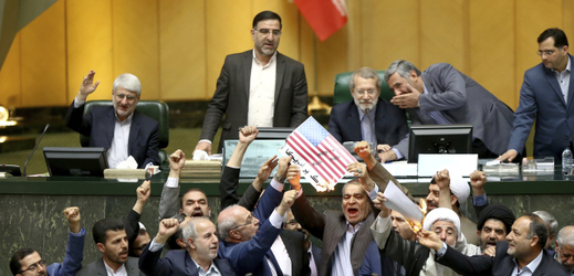 Íránský poslanci po Trumpově oznámení spálili vlajku USA