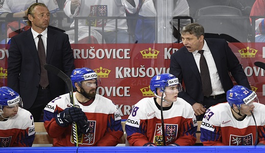 Trenér hokejové reprezentace Josef Jandač dává pokyny svým svěřencům.