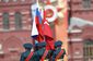 Ruská čestná hlídka nese národní vlajku (vlevo) a repliku vlajky vítězství během vítězného dne vojenské přehlídky v Moskvě.
