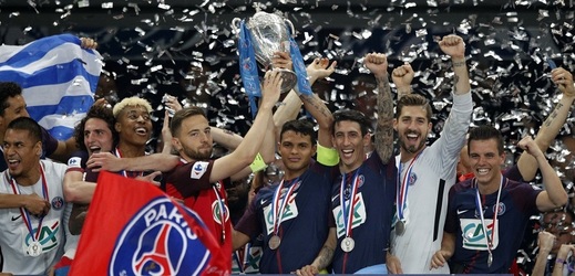 Finále francouzského poháru nabídlo nevídanou scénu. Společně s hráči vítězného PSG totiž zvedl trofej kapitán poraženého outsidera.