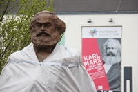 Nadživotní sochu Karla Marxe postavili 13. dubna 2018 v jeho rodišti, německém Trevíru k příležitosti 200. výročí jeho narození.