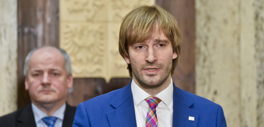 Ministr zdravotnictví v demisi Adam Vojtěch (za ANO).