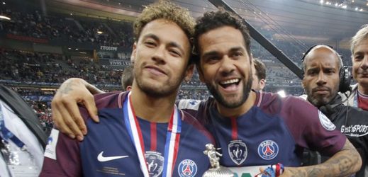 Dani Alves (vpravo) s trofejí pro vítěze Francouzského poháru. Zranění z finále jej však možná připraví o účast na MS.