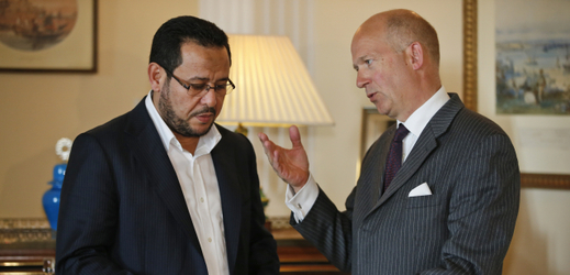Dominick Chilcott (vpravo) předal omluvný dopis od britské vlády Abdalu Hakimovi Belhadžovi.