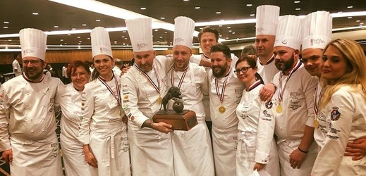 Národní tým českých kuchařů a cukrářů vyhrál mezinárodní soutěž v Singapuru. 