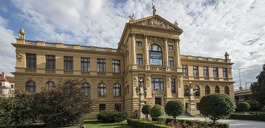 Hlavní budova muzea byla zpřístupněna veřejnosti v září 1900. Majestátní novorenesanční dům, který je od roku 1958 kulturní památkou, byl postaven v letech 1896 až 1898 podle návrhu architekta Antonína Balšánka.