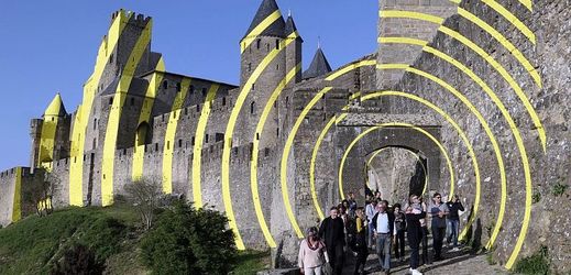Žluté kružnice na zdech středověkého pevnostního města Carcassonne.