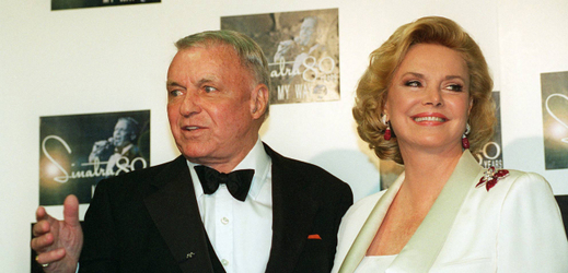 Americký zpěvák Frank Sinatra s manželkou Barbarou Sinatrovou.