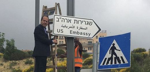 Starosta Jeruzaléma Nir Barkat umisťuje ceduli o nové americké ambasádě.