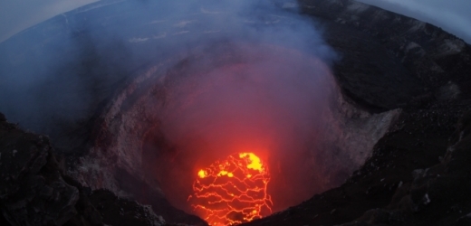 Havajská sopka Kilauea hrozí zničujícím únikem magmatu.