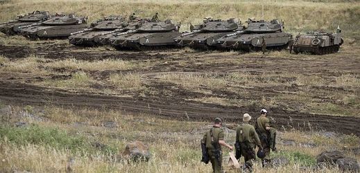 Izraelští vojáci a tanky na Golanských výšinách.
