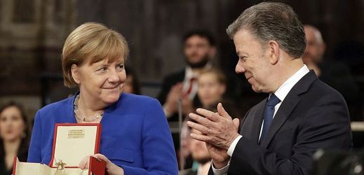 Německá kancléřka Angela Merkelová přebírá od kolumbijského prezidenta Juana Manuela Santose ocenění za úsilí o smír a mírové spolužití v Německu i v Evropě.