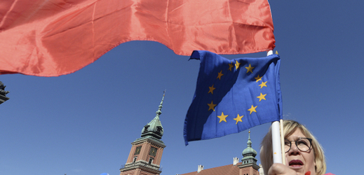 Řada účastníků akce nesla během průchodu Varšavou vlajky Polska a Evropské unie.