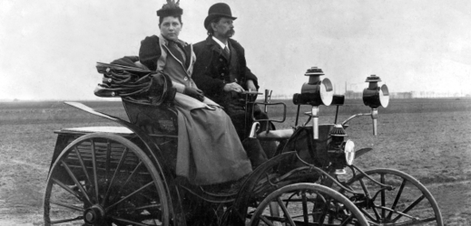 Carl and Clara Benzovi v autě Benz Victoria.