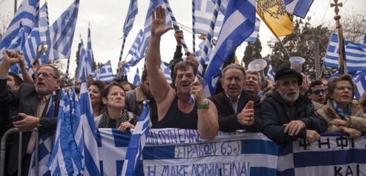 Demonstrující Řekové, kteří protestují proti názvu Makedonie. 