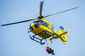 Doprovodný program nabízel i zásah záchranářů při simulované dopravní nehodě. Na snímku Vrtulník Eurocopter EC 135 se záchranářem v podvěsu.