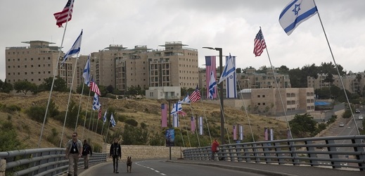 Z rozhodnutí prezidenta Donalda Trumpa přemístí USA svou ambasádu v Izraeli do Jeruzaléma.