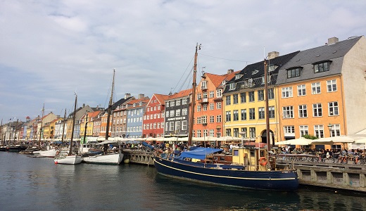 Kodaňský přístav Nyhavn je jedním z mála míst, kde během letošního MS panuje hokejová atmosféra.