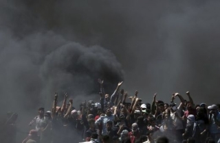 Palestinci během protestů.