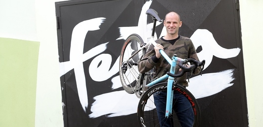 Michael Moureček tak moc toužil po kole na míru, až si ho postavil sám.