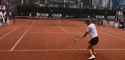 Ruská tenistka Maria Šarapovová vyzvala na tréninku v Římě španělskou hvězdu Rafaela Nadala.