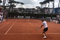 Ruská tenistka Maria Šarapovová vyzvala na tréninku v Římě španělskou hvězdu Rafaela Nadala.