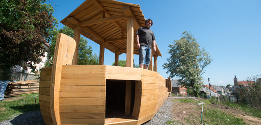 Dřevěná archa bude sloužit dětem na hraní, i jako podium.