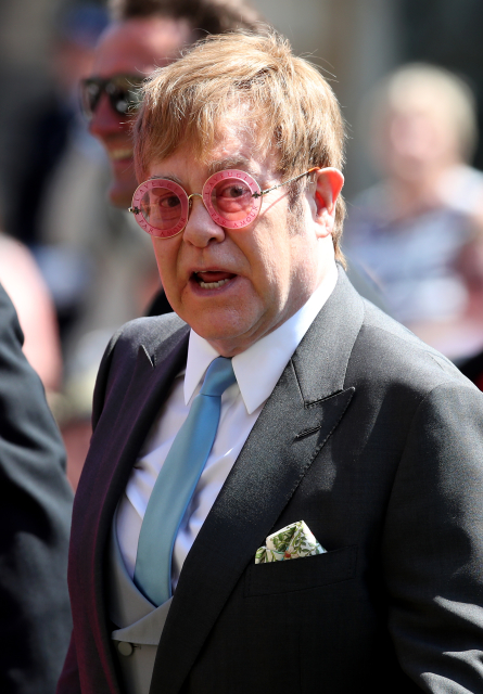 Mezi hosty nechyběl zpěvák Elton John.