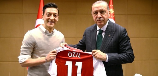 Německý fotbalista Mesut Özil s tureckým prezidentem Erdoganem.