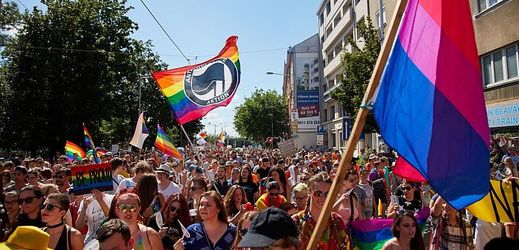 LGBT průvod v ulicích Bratislavy.