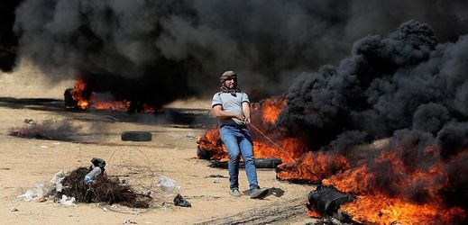 Po otevření americké ambasády v Jeruzalémě se v Pásmu Gazy rozpoutaly bouřlivé protesty. Izraelské bezpečnostní složky při zásahu zabily téměř šest desítek Palestinců.