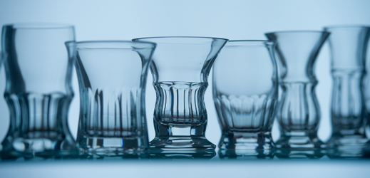 Tvorbu výtvarníka Zdeňka Lhotského, který vyvinul techniku tavení skla "vitrucell", vystavuje Muzeum skla a bižuterie v Jablonci nad Nisou. 