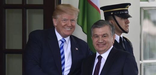 Prezident USA Donald Trump (vlevo) vítá uzbeckého prezidenta Shavkata Mirziyoyeva v Bílém domě.
