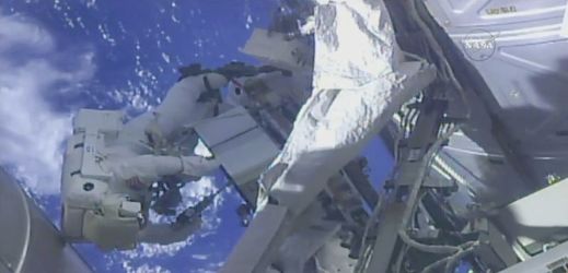 Astronauté pracující vně ISS.