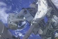 Astronauté pracující vně ISS.