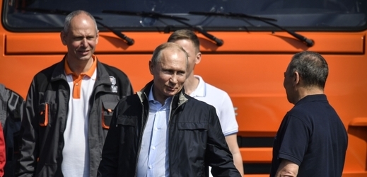 Vladimir Putin při otevření mostu. 