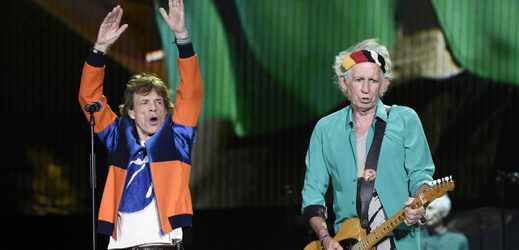 Zleva zpěvák Mick Jagger a kytarista Keith Richards.