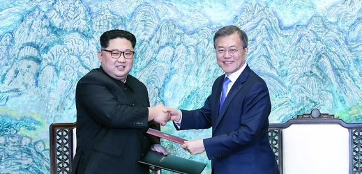 Severokorejský vůdce Kim Čong-un (vlevo) a jihokorejský prezident Mun Če-in.