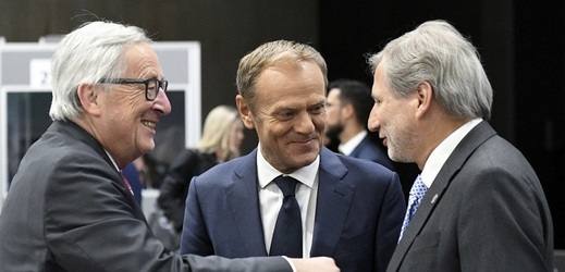Donald Tusk (uprostřed) v rozhovoru s Jeanem-Claudem Junckerem (vlevo) a Johannesem Hahnem.