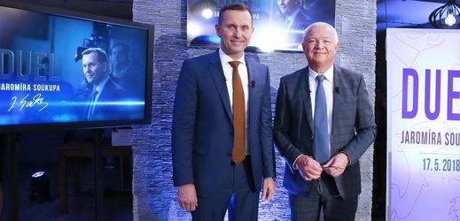 Jaroslav Faltýnek (vpravo) s moderátorem pořadu a generálním ředitelem televize Barrandov Jaromírem Soukupem.
