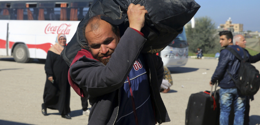 Muž na hraničním přechodu Rafáh. 