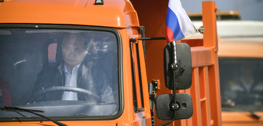 Vladimir Putin za volantem kamionu. 