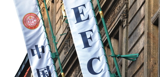 Budova bývalé Živnostenské banky v Praze, sídlo společnosti CEFC Investment (Europe) Company a.s. (CEFC). Na snímku z 26. dubna vlajky s logem společnosti.