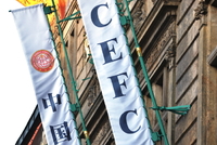 Budova bývalé Živnostenské banky v Praze, sídlo společnosti CEFC Investment (Europe) Company a.s. (CEFC). Na snímku z 26. dubna vlajky s logem společnosti.