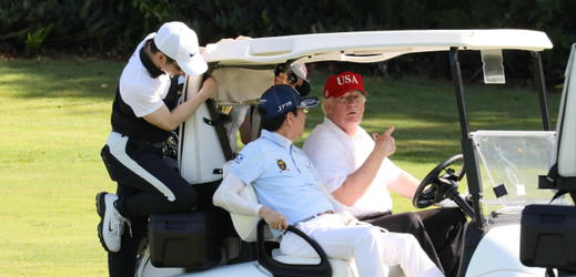 Trump při hraní golfu.