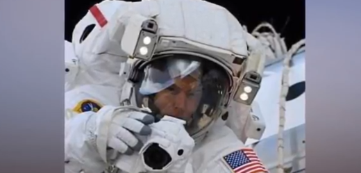 Astronaut si zapomněl na zemi paměťovou kartu a nemohl natáčet na GoPro svou "procházku vesmírem".