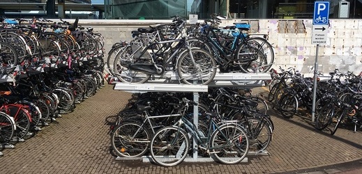 Stojany pro kola před železničním nádraží v Enschede.